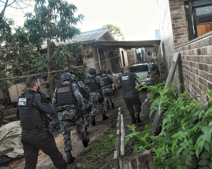 Polícia faz operação contra grupo suspeito de expulsar moradores de condomínios em Canoas