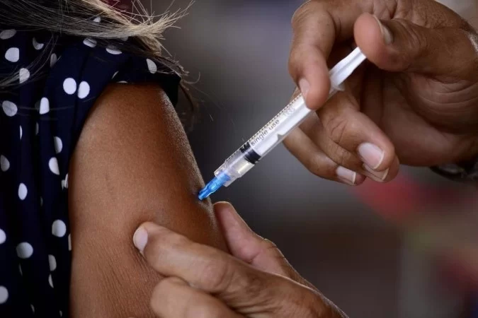 Covid-19: apesar de maior contágio, vacinação segura avanço das mortes
