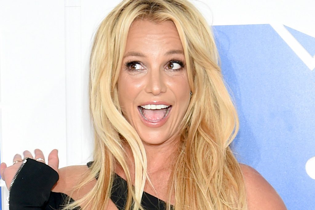 Britney Spears vai a um bar pela primeira vez na vida