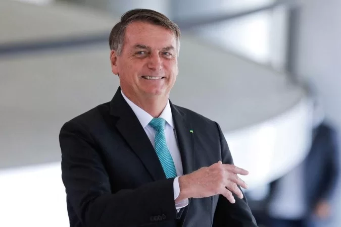 Bolsonaro sanciona lei que fixa piso salarial de R$ 4,7 mil para enfermeiros