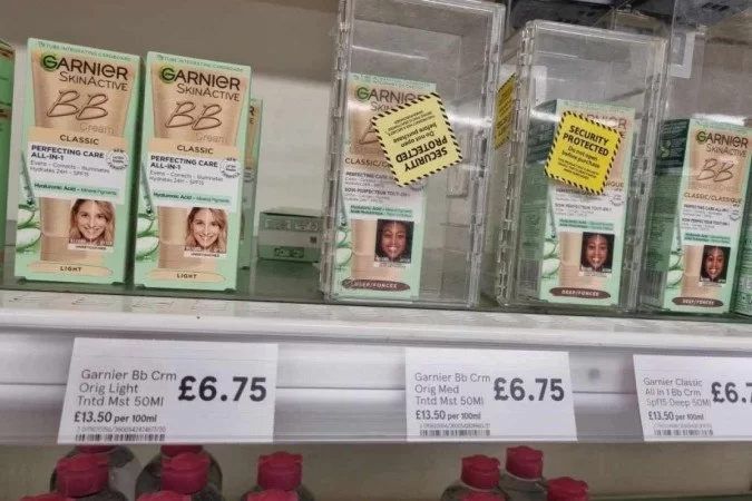 Loja é acusada de racismo após colocar produtos em lacre de segurança