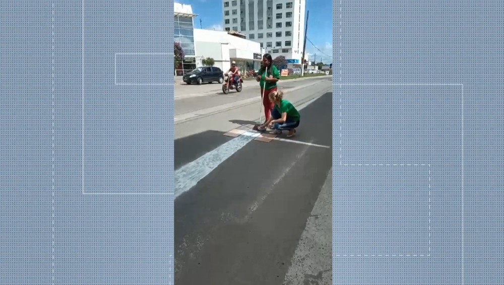 Revoltados, moradores pintam faixa de pedestre no ES; medida não é recomendada