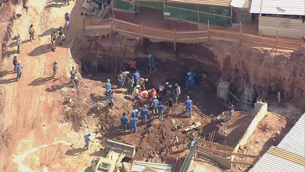 Trabalhadores morrem soterrados em construção de supermercado