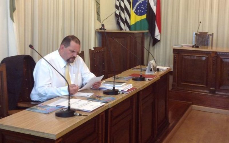 Após Justiça afastar prefeito de Pirassununga, secretário assume cargo até presidente da Câmara ser empossado; entenda