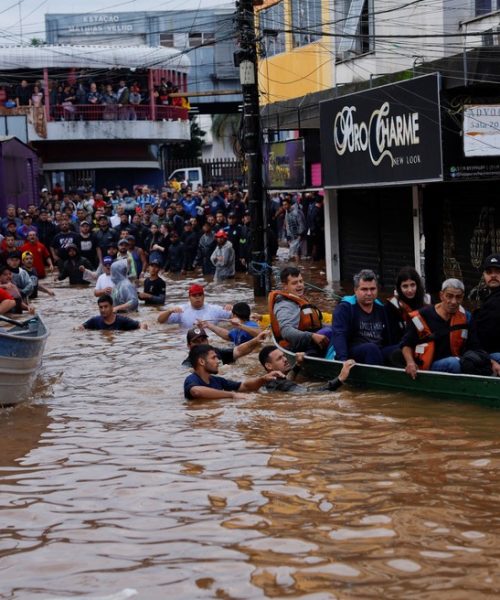 FAB responde a crise: Avião decola com 18 toneladas de alimentos para vítimas de enchentes no Rio Grande do Sul