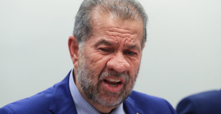 Oposição reúne assinaturas e pede CPI para investigar fraude bilionária no INSS